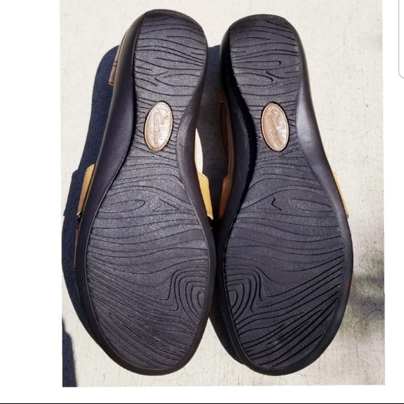 Earth Origins Sandals - Picture 3 of 4